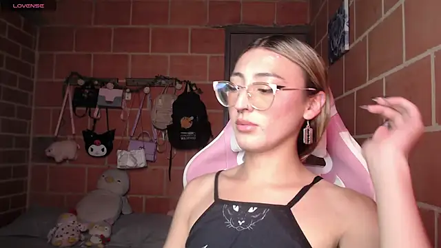 Snapshot of Andrea_camilaaa chatting on 05/26/26, 04:14 Andrea camilaaa online show from 05/26/26, 04:14