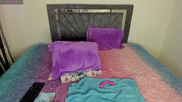 Laurasofia01 online show from 04/18/26, 07:58