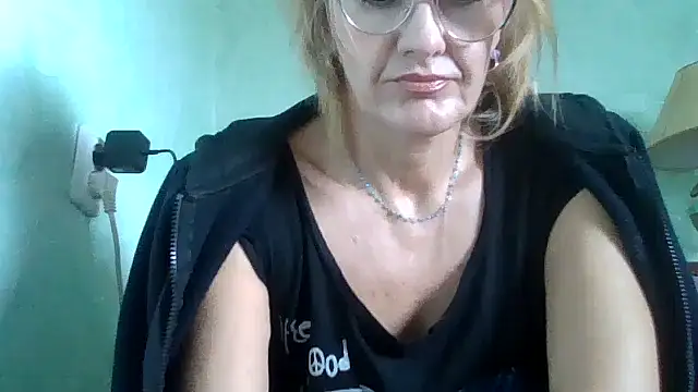 Snapshot of TianaQLove chatting on 10/19/25, 09:10 TianaQLove online show from 10/19/25, 09:10