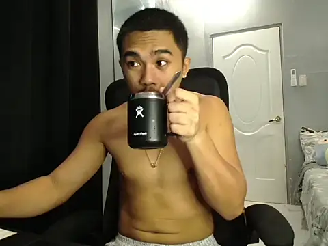 Snapshot of pinoyAdrianneXXX chatting on 10/16/25, 12:33 pinoyAdrianneXXX online show from 10/16/25, 12:33