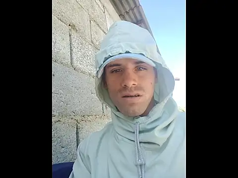 Snapshot of alex-golden chatting on 12/14/25, 02:11 alex-golden online show from 12/14/25, 02:11