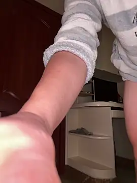 Snapshot of sonwmelt1 chatting on 10/16/25, 04:02 sonwmelt1 online show from 10/16/25, 04:02