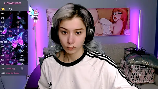 Snapshot of SophieAsh chatting on 10/17/25, 08:06 SophieAsh online show from 10/17/25, 08:06