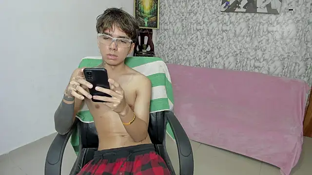 Snapshot of maxxis_eli chatting on 10/09/25, 04:10 maxxis eli online show from 10/09/25, 04:10