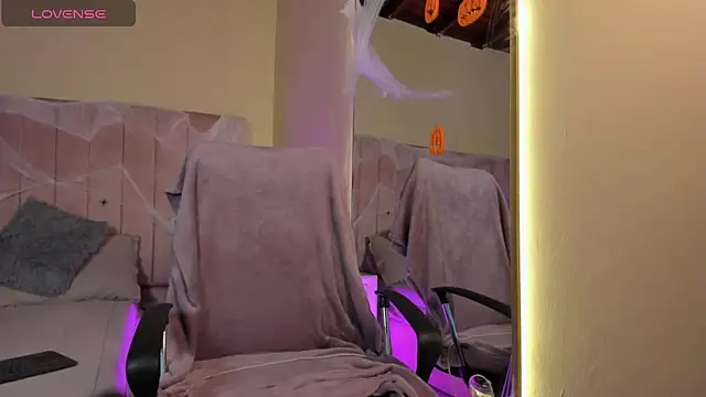 Mia mtnz02 online show from 10/24/25, 01:03