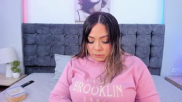 isabella horney  online show from 09/29/25, 08:02