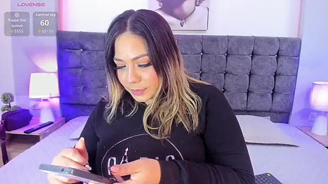 isabella horney  online show from 11/07/25, 08:09