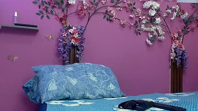 skinnybarbie022 online show from 12/18/25, 12:38