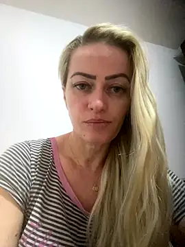 Snapshot of Alerquinasc chatting on 10/14/25, 04:02 Alerquinasc online show from 10/14/25, 04:02