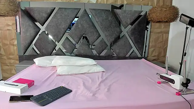 Selene  Lopez  online show from 04/20/26, 08:10