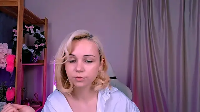 Charlotte Colinss online show from 09/30/25, 04:28
