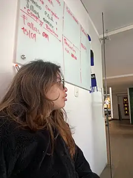 Isabela Colins online show from 09/17/25, 12:40