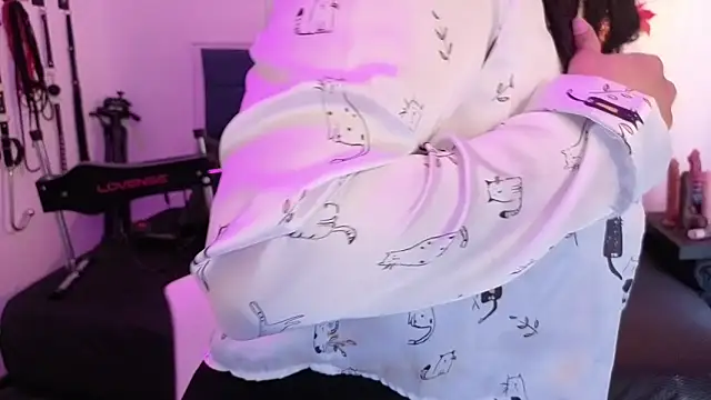 elowen halley1 online show from 10/12/25, 07:24