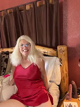 Snapshot of SubMissOlivia chatting on 09/25/25, 04:00 SubMissOlivia online show from 09/25/25, 04:00