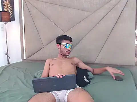 Snapshot of Valentin_Rizzi chatting on 09/19/25, 06:08 Valentin Rizzi online show from 09/19/25, 06:08
