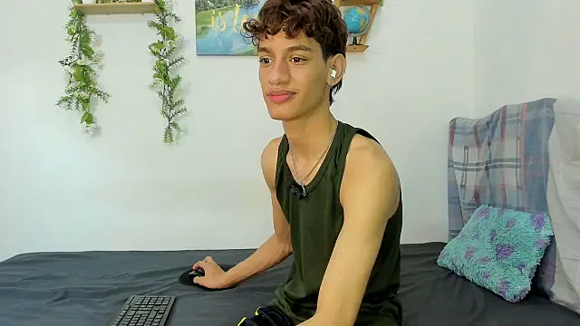 Snapshot of Peterfrost19 chatting on 10/03/25, 10:07 Peterfrost19 online show from 10/03/25, 10:07