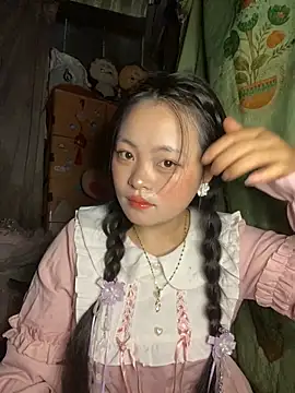 Snapshot of Julia-Elsa chatting on 10/01/25, 03:23 Julia-Elsa online show from 10/01/25, 03:23