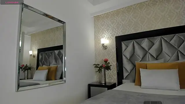 Layla Mackenzie online show from 10/10/25, 04:22