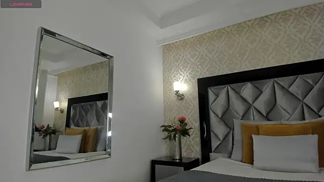 Layla Mackenzie online show from 10/15/25, 11:27