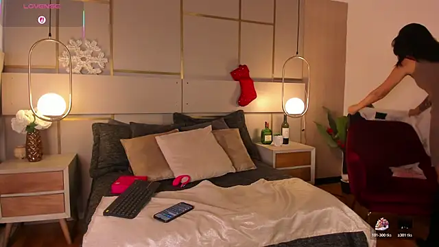 Lina Montclair online show from 12/17/25, 07:42