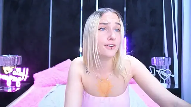 LilElfie online show from 10/10/25, 01:10