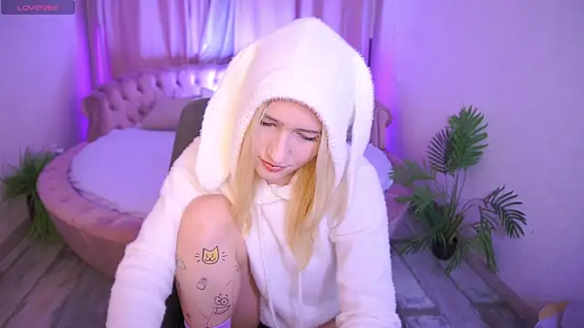 LilElfie online show from 11/16/25, 09:26