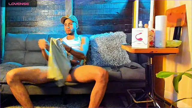 Snapshot of Alex_bigcock11_ chatting on 09/21/25, 06:31 Alex bigcock11  online show from 09/21/25, 06:31