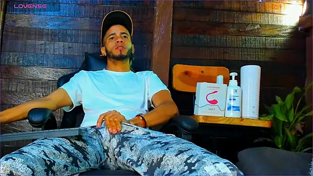 Snapshot of Alex_bigcock11_ chatting on 10/29/25, 11:45 Alex bigcock11  online show from 10/29/25, 11:45