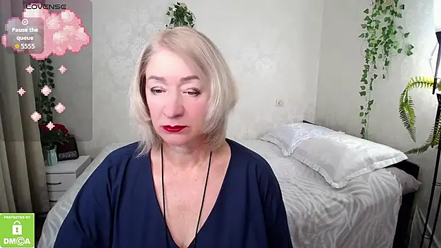 hunters woman online show from 10/14/25, 01:23