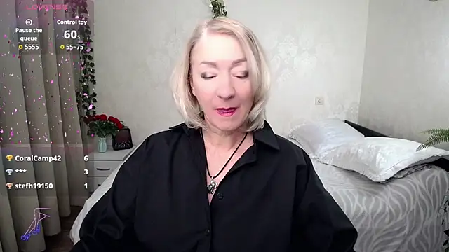 hunters woman online show from 11/23/25, 01:49