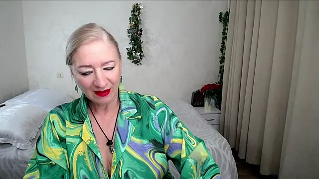 hunters woman online show from 07/17/26, 03:13