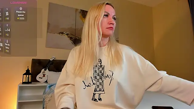 KiraSun online show from 10/16/25, 12:06