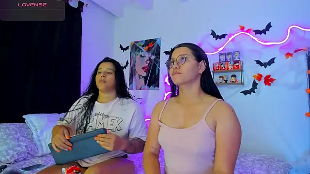 Snapshot of Dilan_and_Mia chatting on 10/16/25, 10:22 Dilan and Mia online show from 10/16/25, 10:22