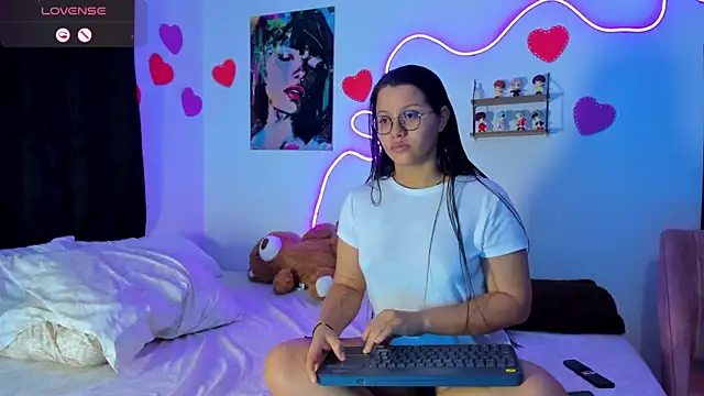 Dilan and Mia online show from 04/11/26, 12:04