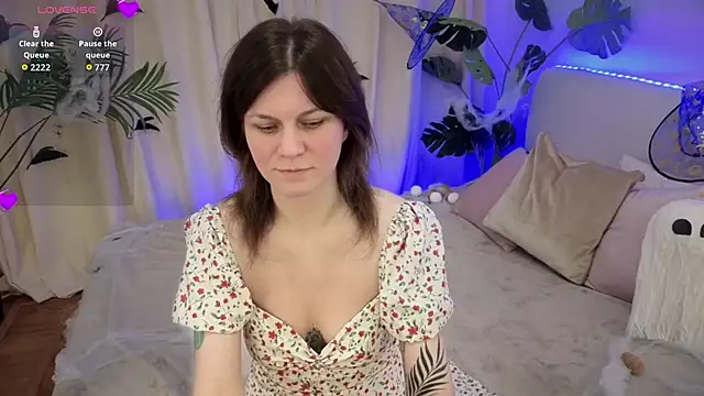 Snapshot of TinaMelt chatting on 10/14/25, 06:52 TinaMelt online show from 10/14/25, 06:52