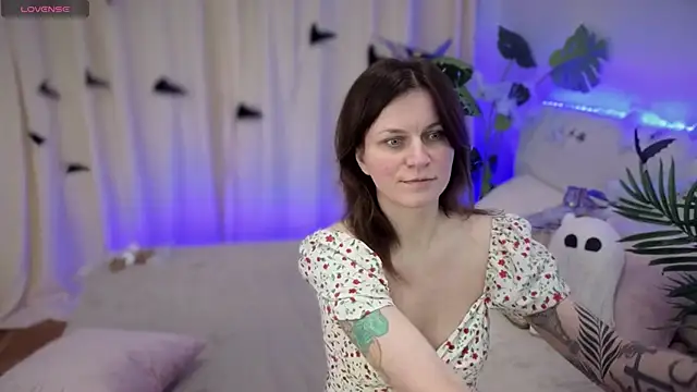 Snapshot of TinaMelt chatting on 10/21/25, 06:52 TinaMelt online show from 10/21/25, 06:52
