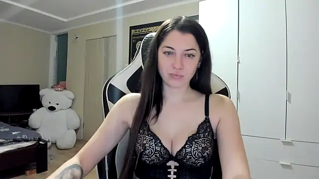 EmiLovsi online show from 11/15/25, 11:21