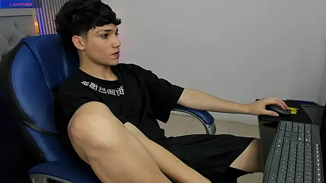 Snapshot of SamBlack_ chatting on 05/14/26, 12:23 SamBlack online show from 05/14/26, 12:23