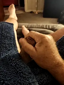 Snapshot of hubbyfun19 chatting on 09/28/25, 06:19 hubbyfun19 online show from 09/28/25, 06:19