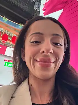 Snapshot of Yesmoree chatting on 09/13/25, 10:26 Yesmoree online show from 09/13/25, 10:26