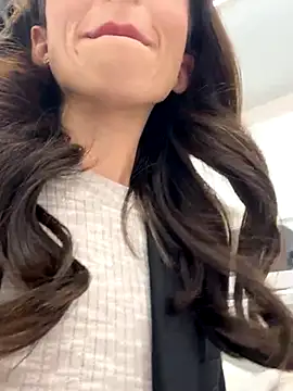 Snapshot of Yesmoree chatting on 09/19/25, 09:32 Yesmoree online show from 09/19/25, 09:32