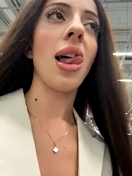 Snapshot of Yesmoree chatting on 09/21/25, 01:57 Yesmoree online show from 09/21/25, 01:57