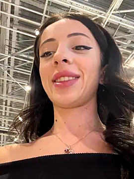 Snapshot of Yesmoree chatting on 10/17/25, 10:29 Yesmoree online show from 10/17/25, 10:29