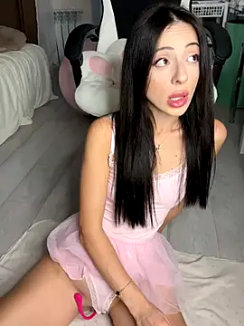 Snapshot of Yesmoree chatting on 10/18/25, 02:40 Yesmoree online show from 10/18/25, 02:40