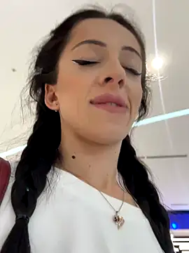 Snapshot of Yesmoree chatting on 10/26/25, 11:38 Yesmoree online show from 10/26/25, 11:38