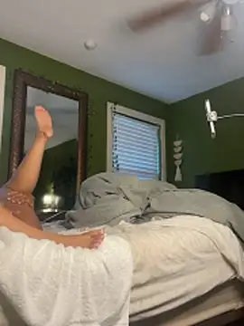 caramel  cremes online show from 11/17/25, 01:28