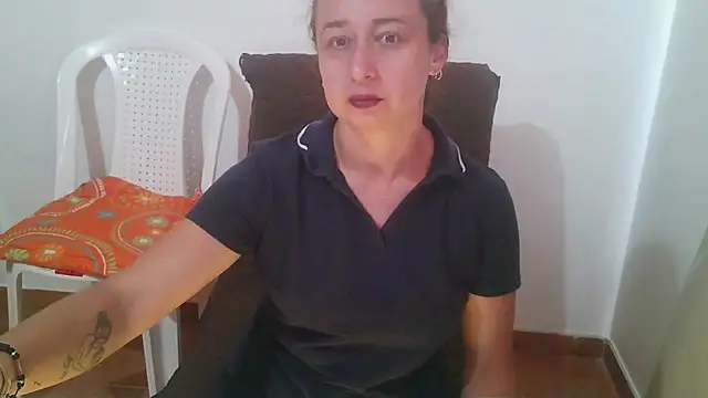 Snapshot of Milf_Valeria chatting on 05/27/26, 03:53 Milf Valeria online show from 05/27/26, 03:53