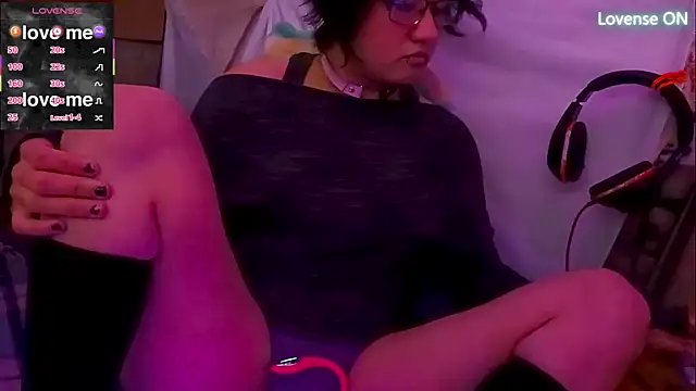 Snapshot of Ftm_Bunny chatting on 12/20/25, 01:18 Ftm Bunny online show from 12/20/25, 01:18