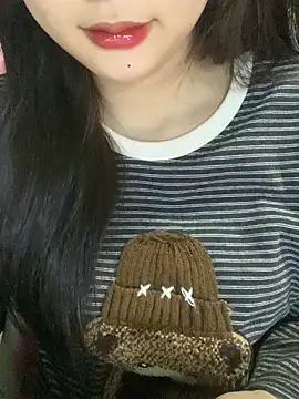 Snapshot of Linhtruong_ chatting on 12/15/25, 03:55 Linhtruong online show from 12/15/25, 03:55