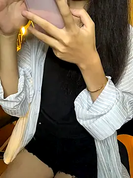 Snapshot of Nhinhi18 chatting on 10/04/25, 03:21 Nhinhi18 online show from 10/04/25, 03:21